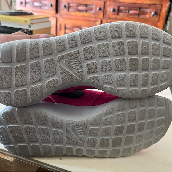 NIKE Roshe Run - Pink/White/Green Girls 7Y - Picture 5 of 16